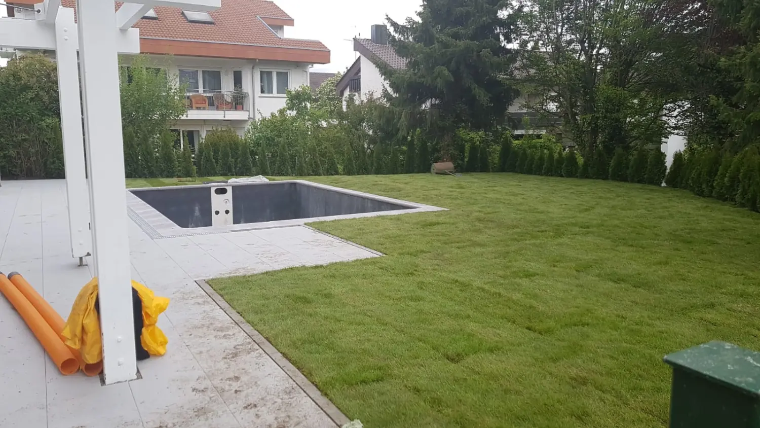 OKY A.T.L. - Pool im Garten