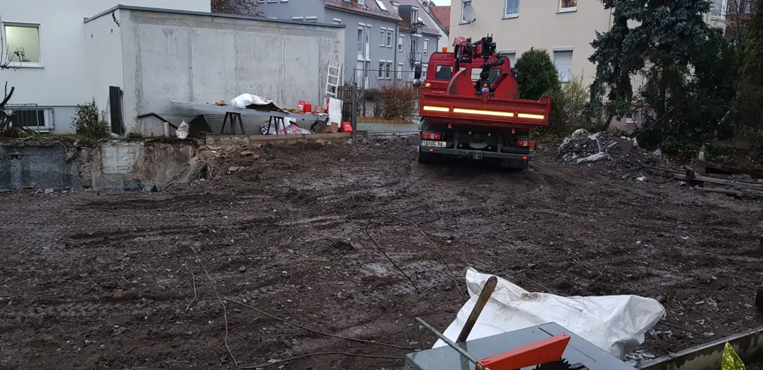 OKY A.T.L. – Bagger ebnet das Gelände