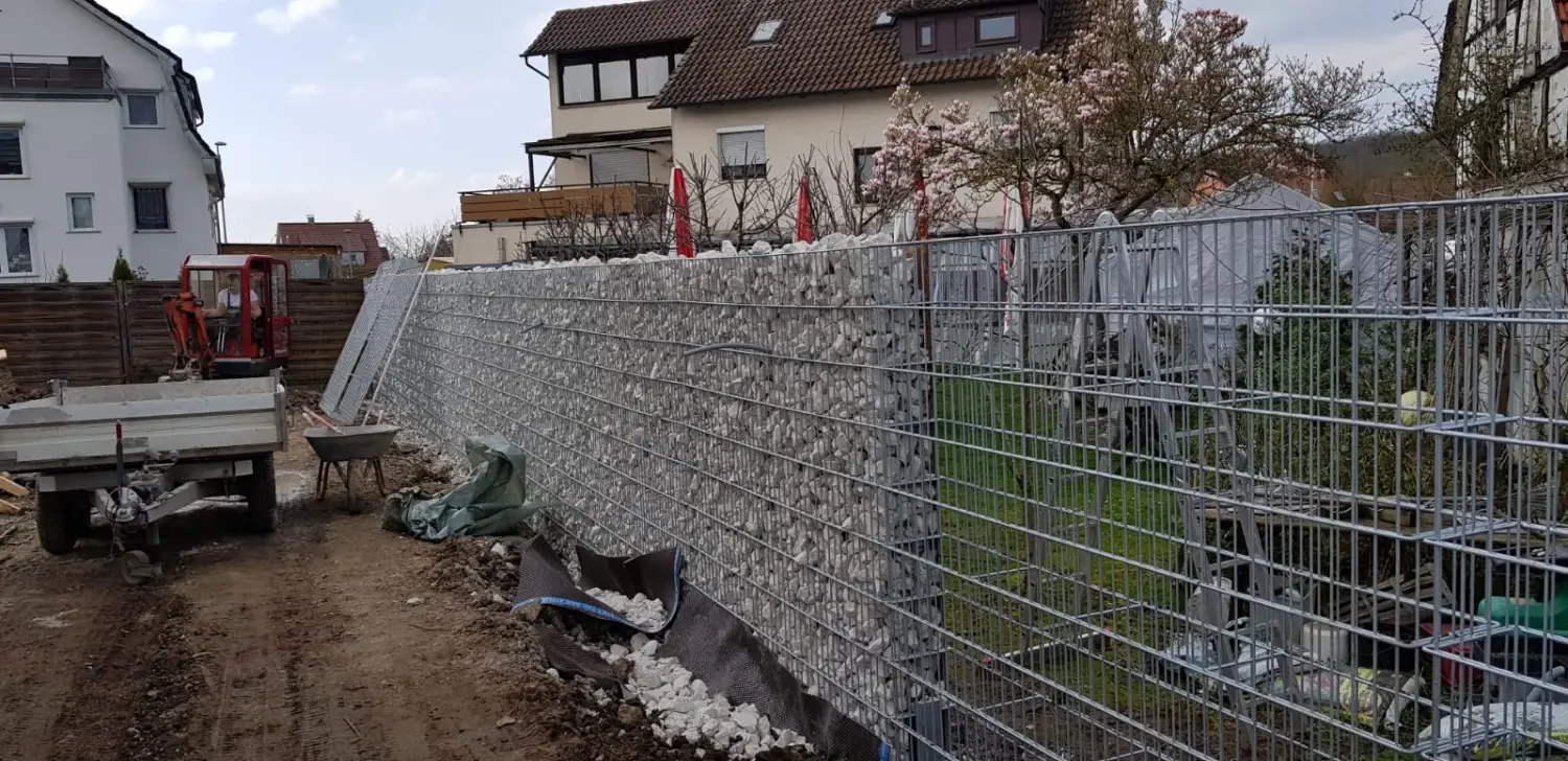 OKY A.T.L. - Metallzaunkonstruktion mit Betonfüllung