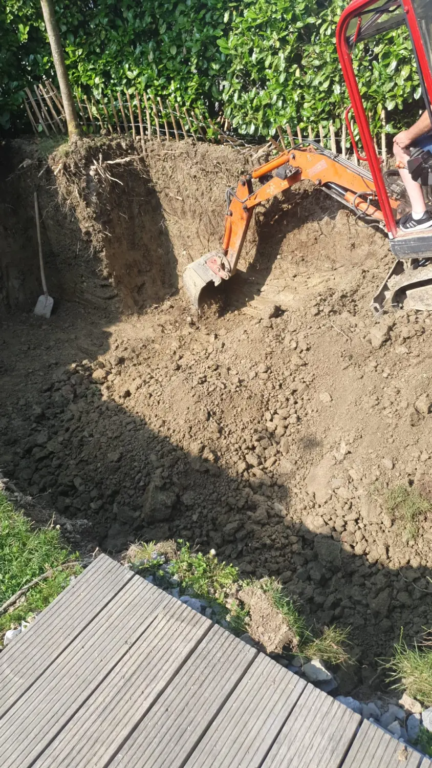OKY A.T.L. - Bagger beim Ausheben des Bodens