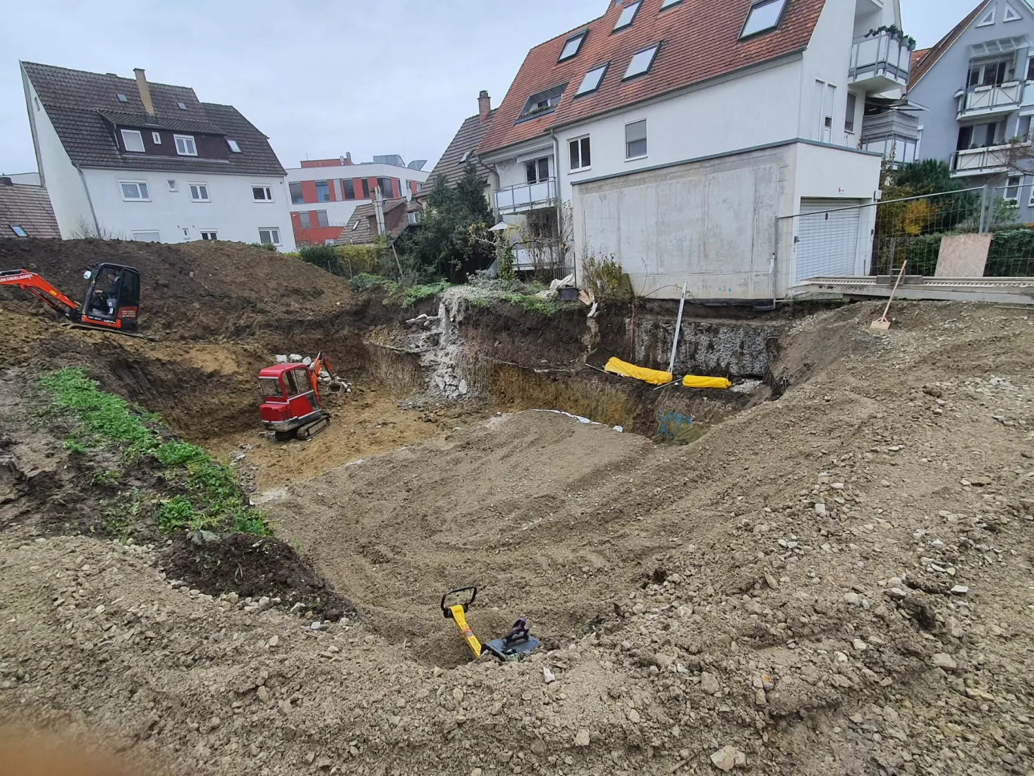 OKY A.T.L. - Bagger beim Ausheben des Bodens