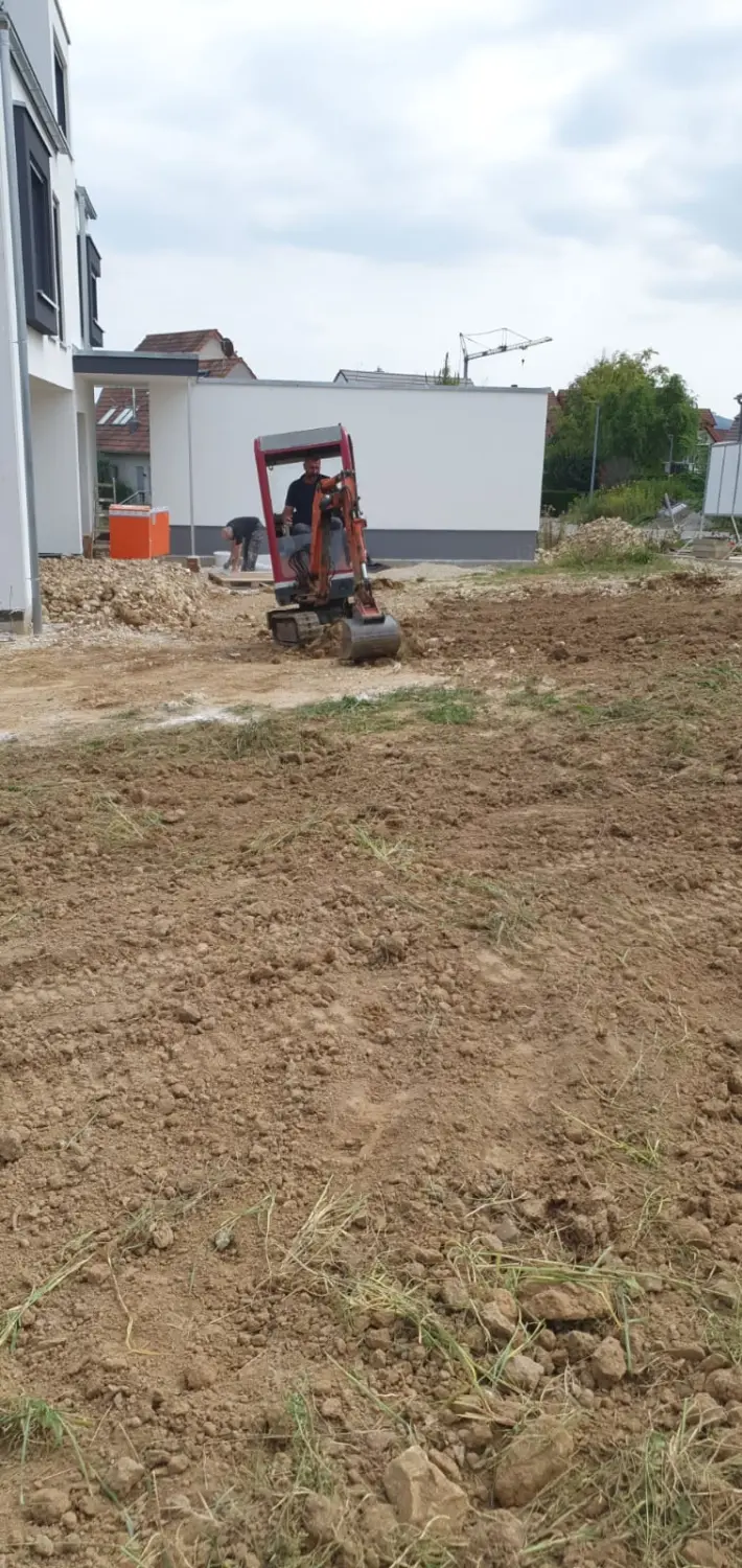 OKY A.T.L. - Bagger beim Ausheben des Bodens