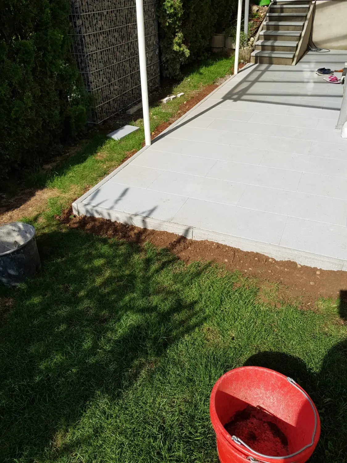 OKY A.T.L. - Betonbau einer Terrasse mit Rasen