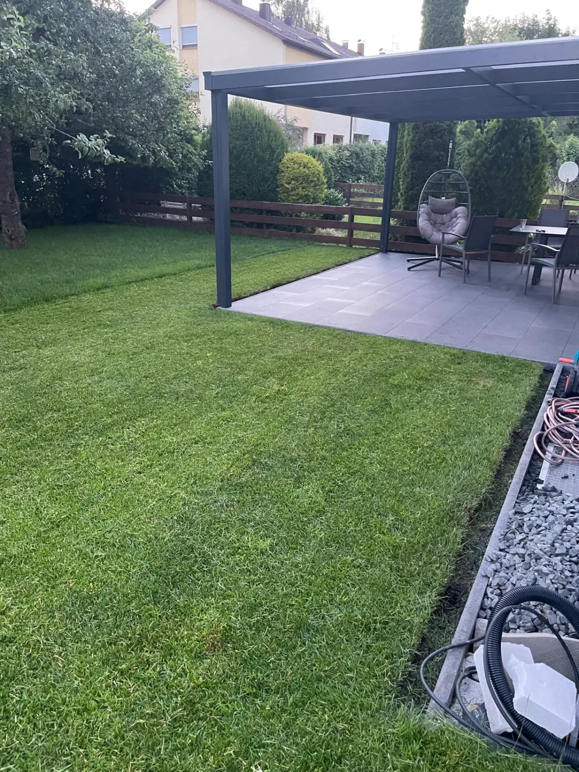 OKY A.T.L. - Betonbau einer Terrasse mit Rasen