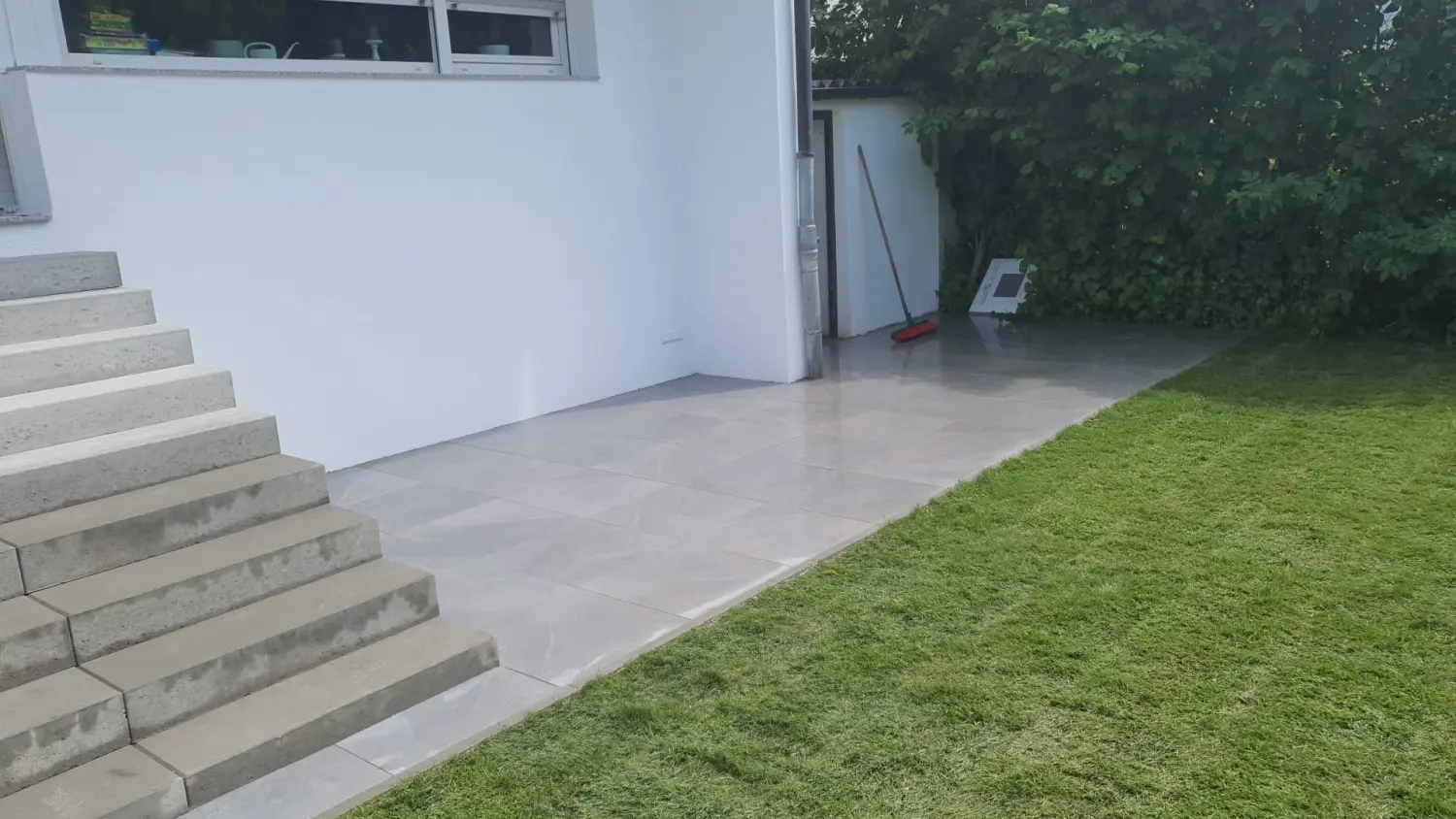 OKY A.T.L.- Fliesenterrasse mit Garten