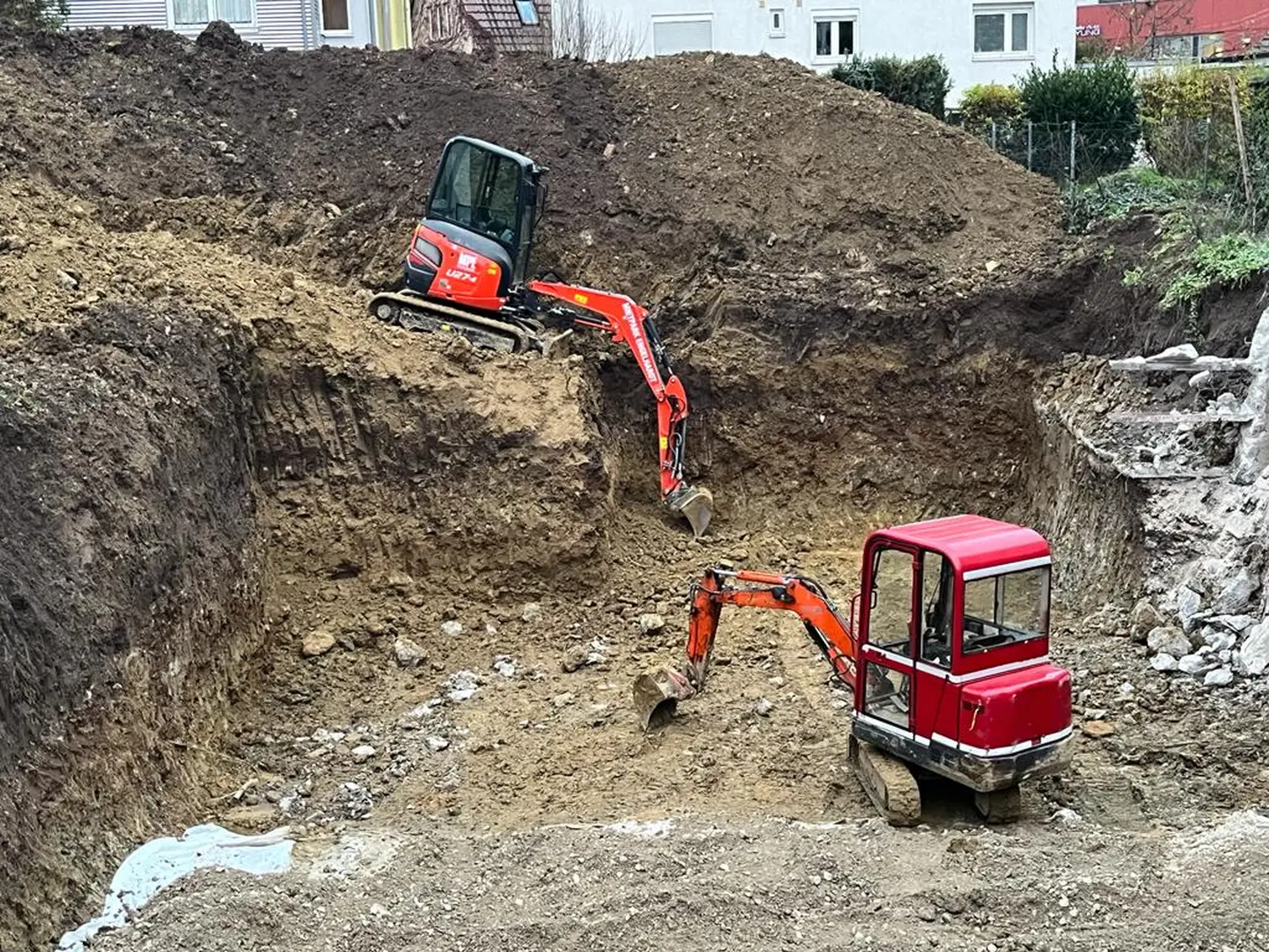 OKY A.T.L. - Bagger beim Ausheben des Bodens